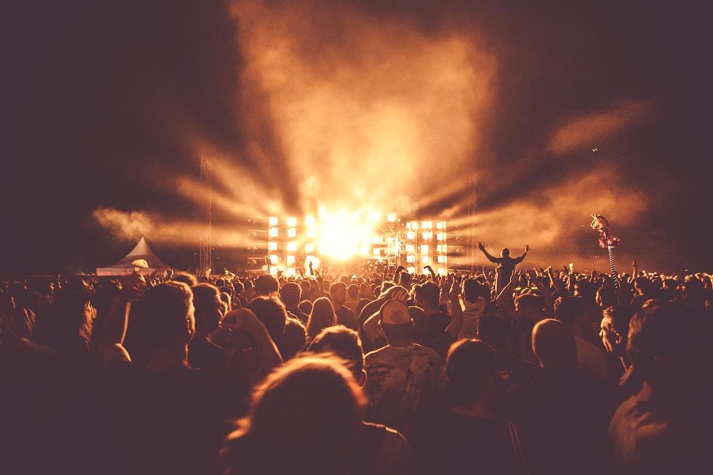 Feierliche Bühne mit bunten Lichtern und Publikum