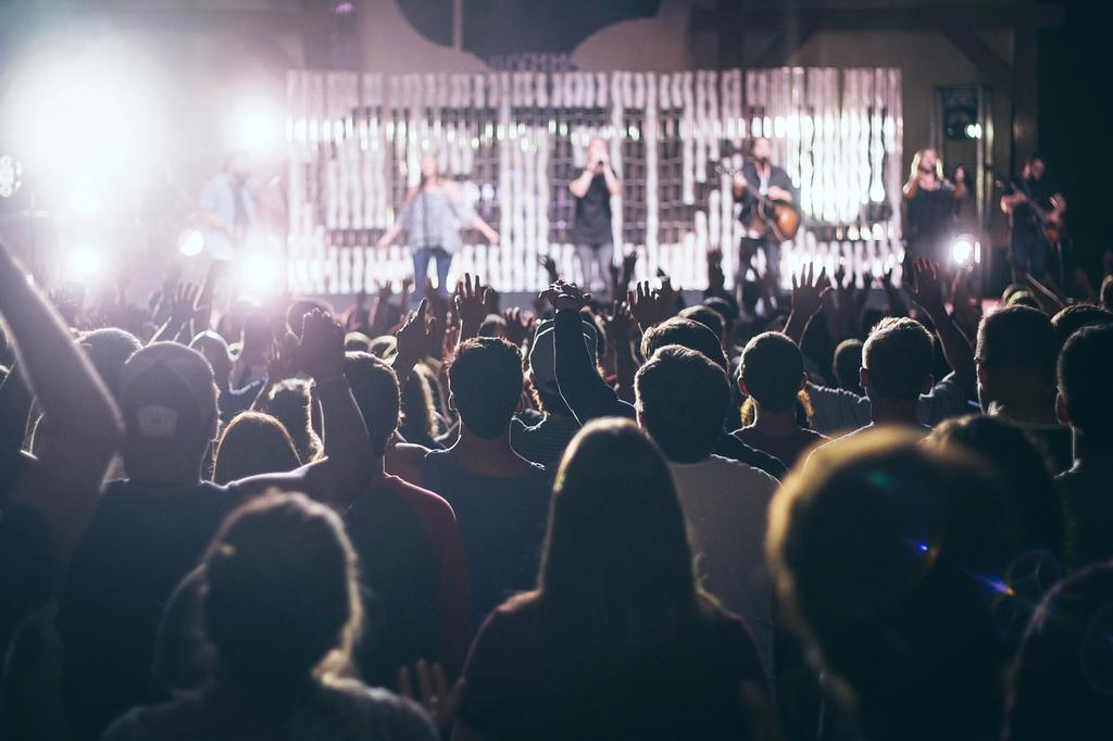 Elektronisches Musikfestival mit bunten Lichtern